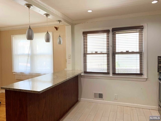 Foto del edificio - 189 Roosevelt Ave