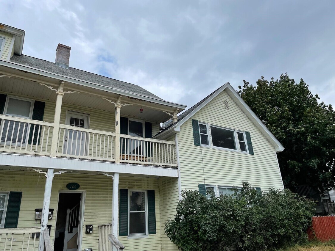 191 Walnut St Unit 4, Manchester, NH 03104 Room for Rent in