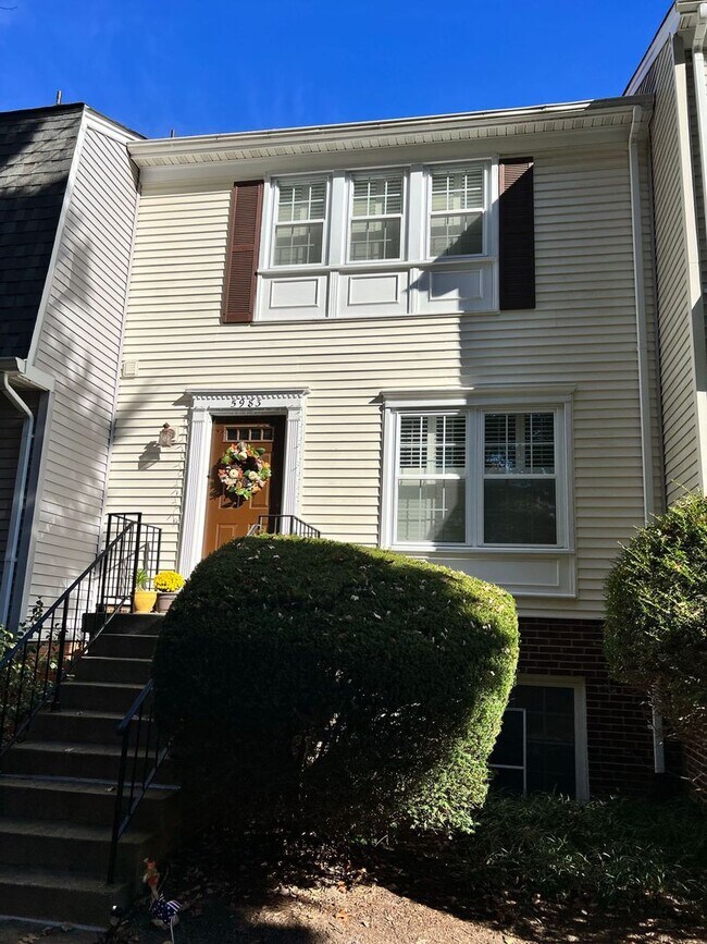 Foto del edificio - BURKE TOWNHOUSE - AVAILABLE DEC 1ST