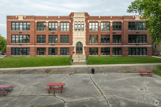 Foto del edificio - The Albrecht School Apartments