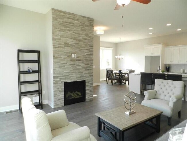 Building Photo - Luxurious Town Home