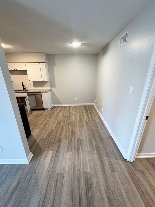 Foto del edificio - LIVE AT THE DEN THIS WINTER — FREE RENT + $995 SPECIAL