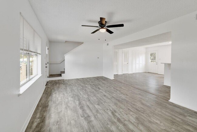 Building Photo - 5211 Thunderbird St