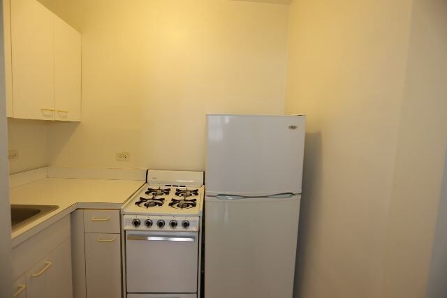 Building Photo - 545 W Wellington Ave