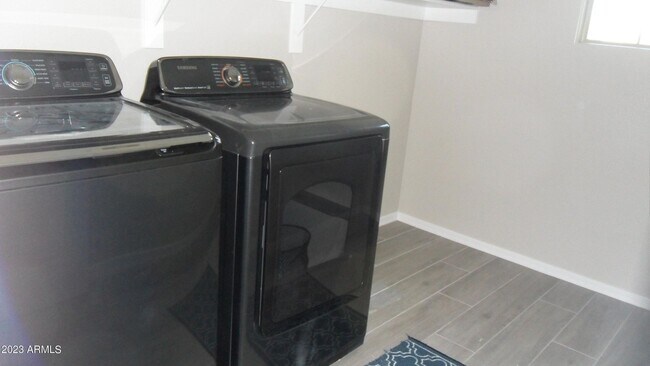 Foto del edificio - Large 4 Bedroom 3 Bath Home!