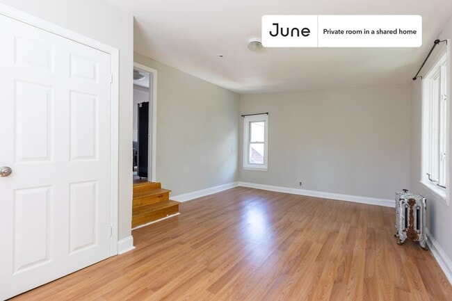 Foto del edificio - Room in Shared 9 bed/2 bath home