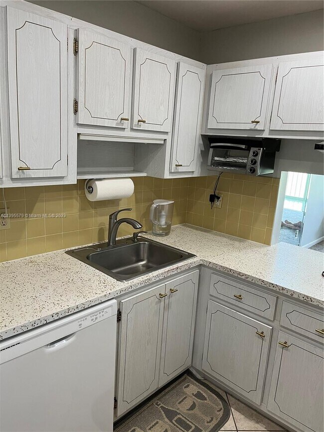 Foto del edificio - 7797 Golf Circle Dr