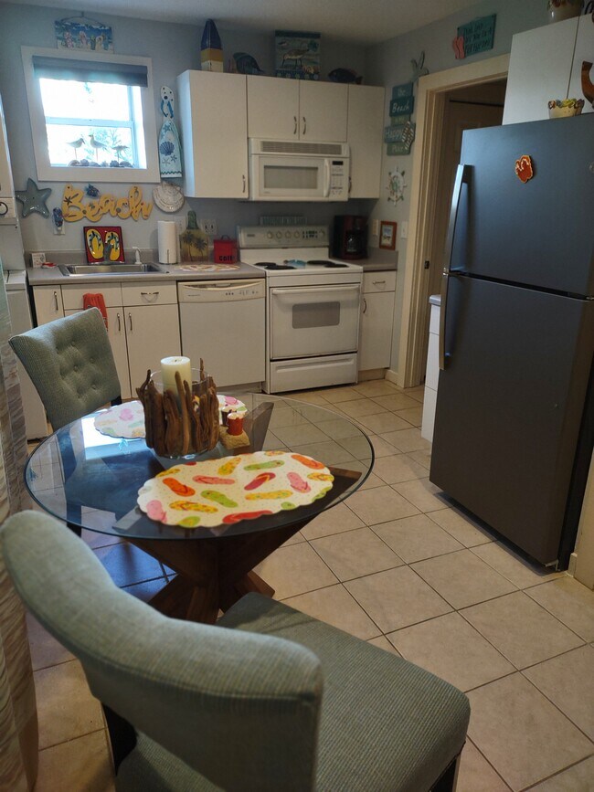 Kitchen - 627 N Fletcher Ave