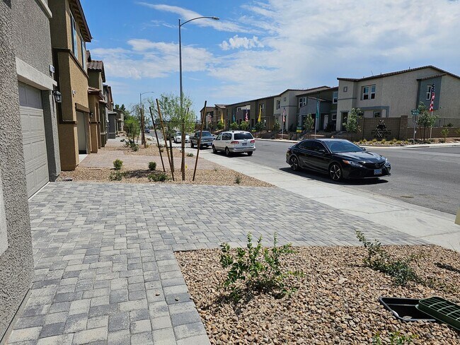 Foto del edificio - BRAND NEW BEAUTIFUL 4 BEDROOM!