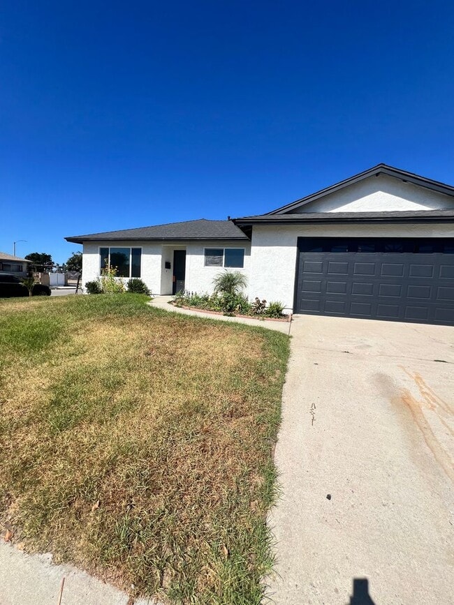 Building Photo - Oxnard - Four bedroom, two bathroom, singl...