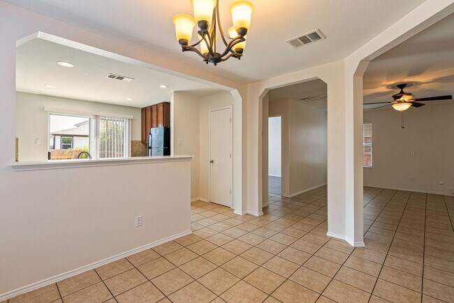 Foto del edificio - Beautiful 4 bedroom, 3 bathroom home in Pf...