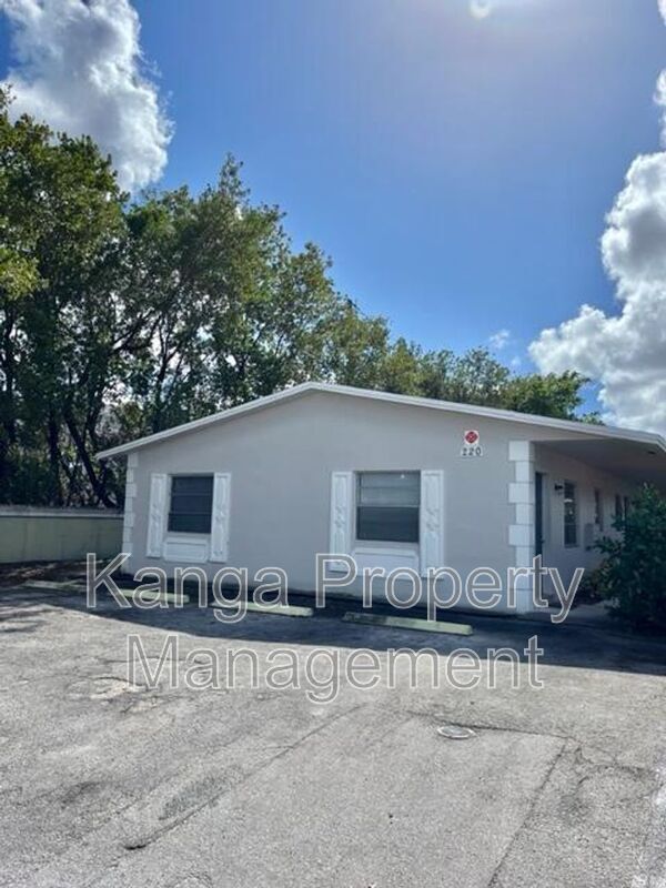 Foto principal - 220 SW 8th St