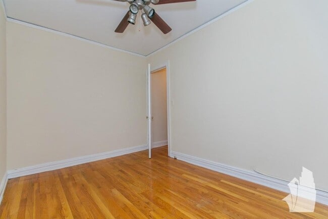 Building Photo - 411 W Roscoe St