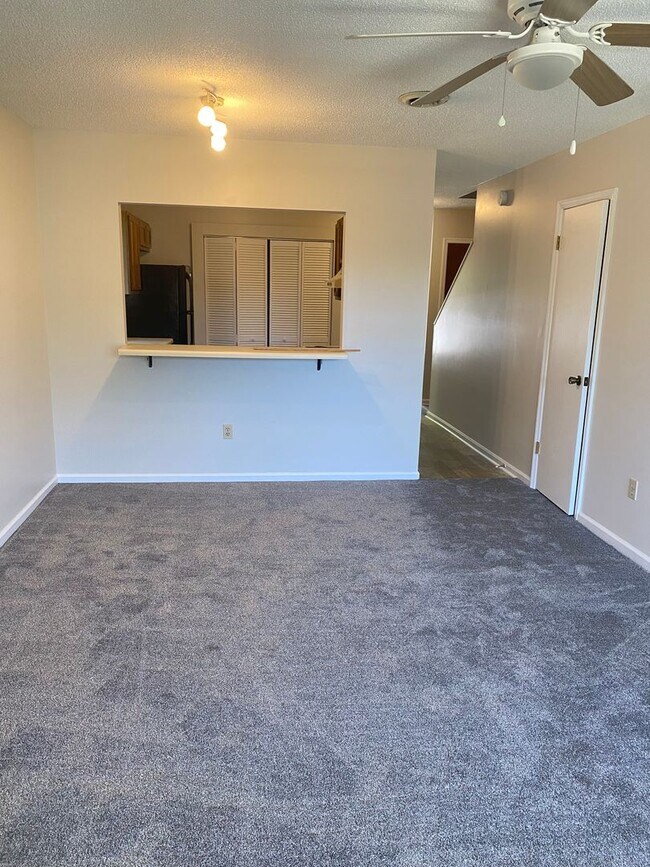 Foto del edificio - Super Convenient, Haw Creek Townhome, 2 Be...