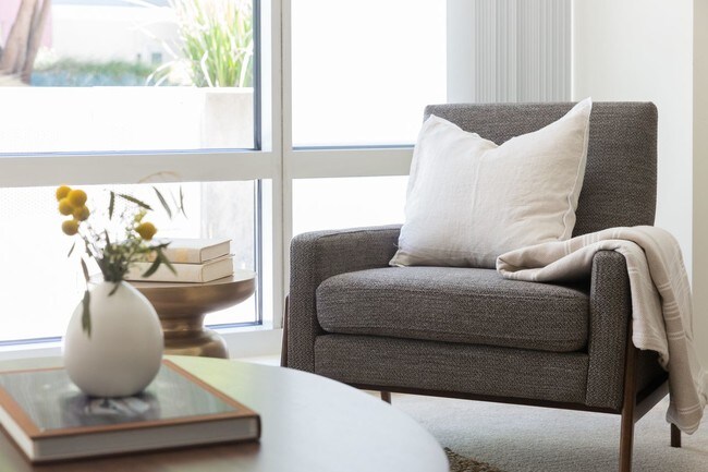 Building Photo - 353 King St