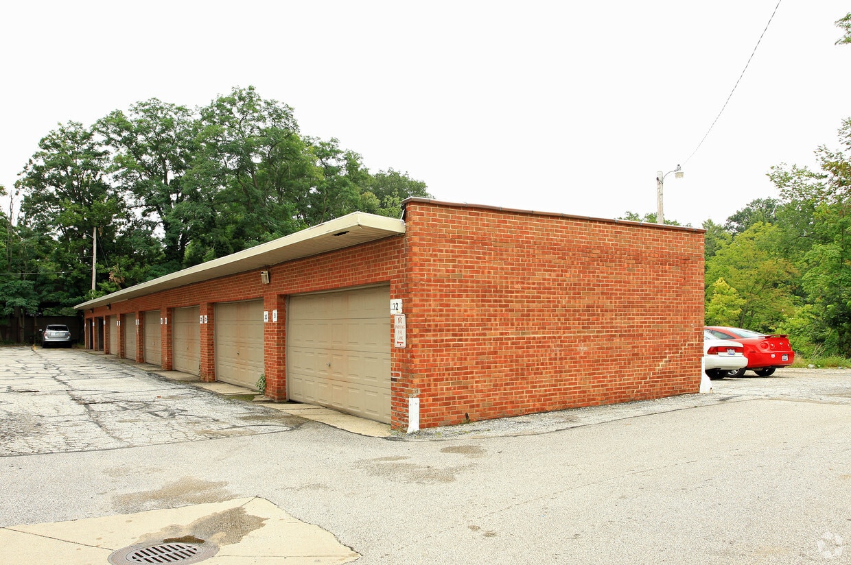 Parking Area - Georgetown Apartments