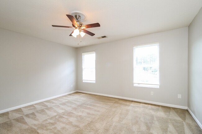 Building Photo - Spacious Suburban Gem