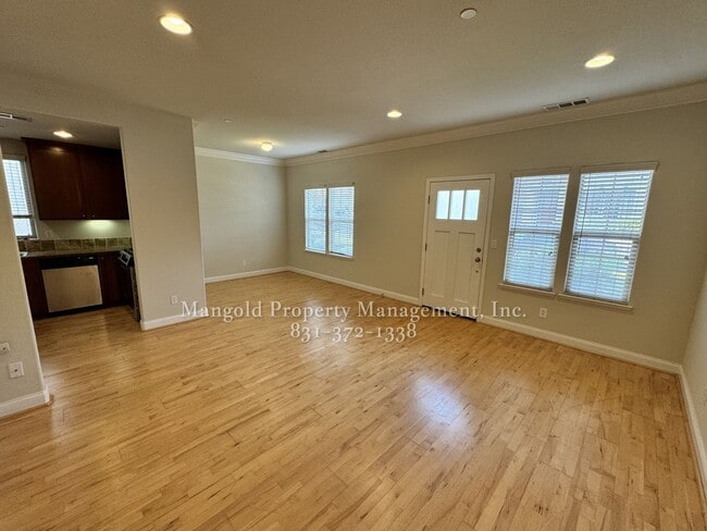 Building Photo - 3-Bed 3-Bath House Located in Marina Neigh...