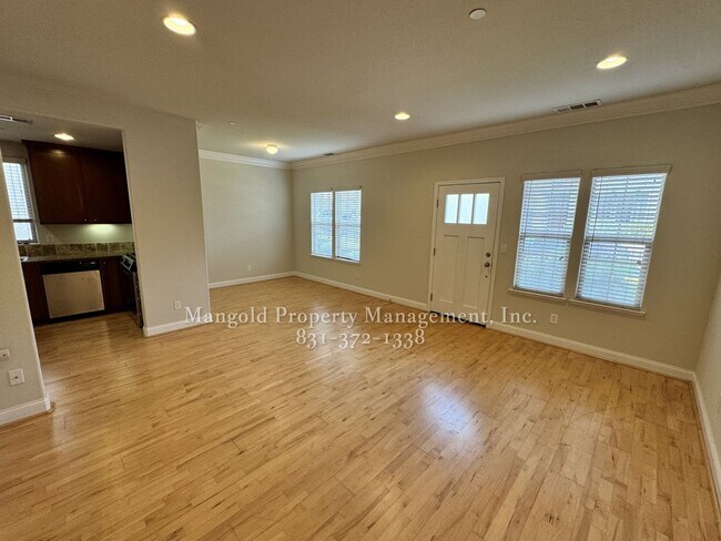 Foto del edificio - 3-Bed 3-Bath House Located in Marina Neigh...