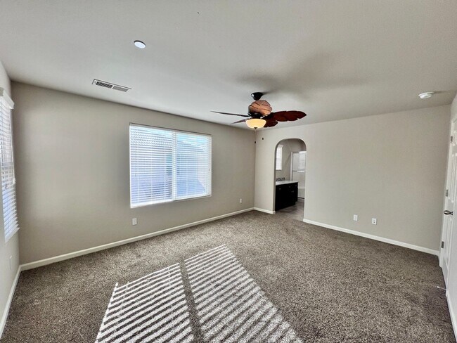 Building Photo - $2,295 DeWolf & Barstow, 3 Bedroom House - Clovis / Community Pool + Neighborhood Parks