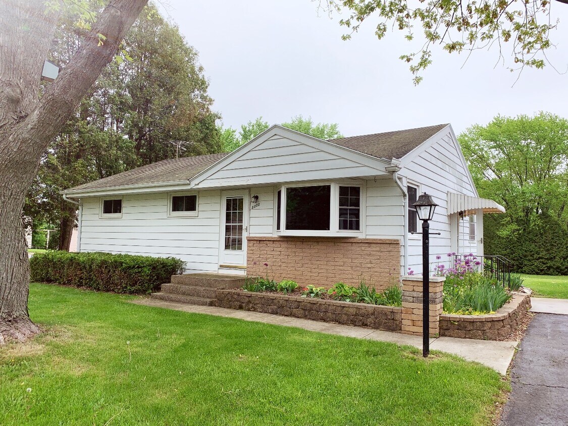 8888 S 81st St, Franklin, WI 53132 House Rental in Franklin, WI