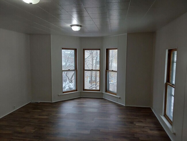 Building Photo - 306 N Elm Ave