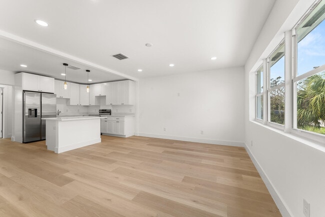 Building Photo - 111 W 35th St