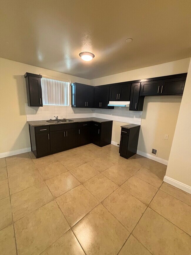 Photo - 702 1/2 W 45th St Townhome