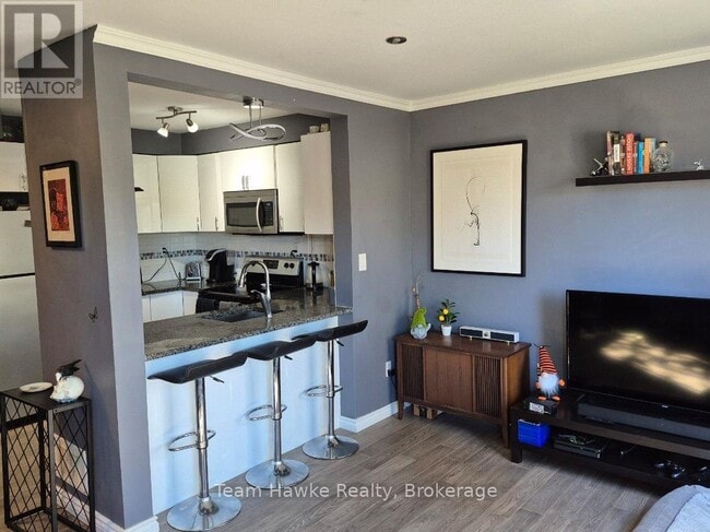 Building Photo - 778 William St