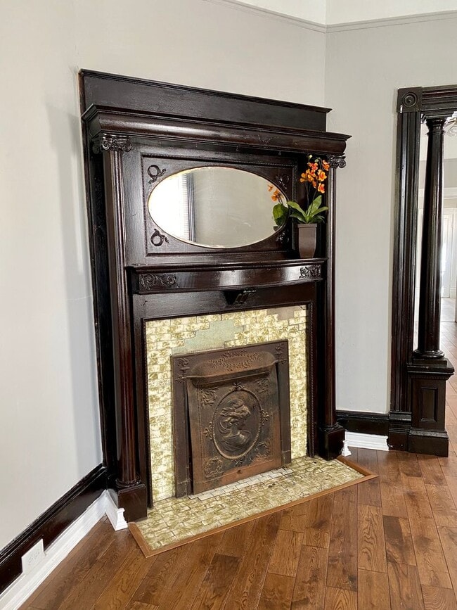 2/1 Available now in the Downtown area! - 2/1 Available now in the Downtown area! House