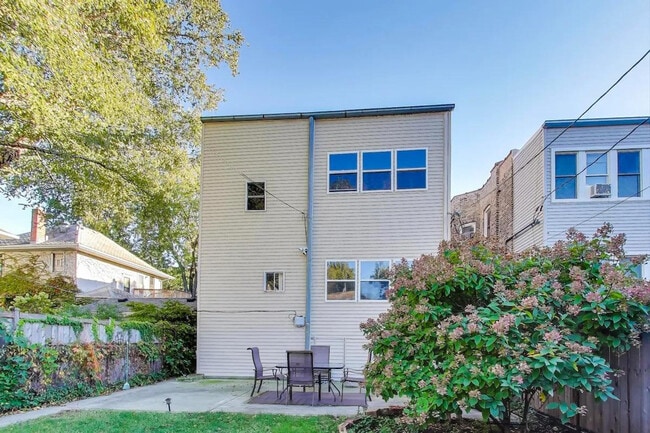 Foto del edificio - 1506 W Thome Ave