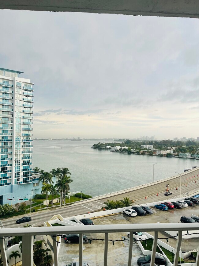 Foto del edificio - 7601 E Treasure Dr