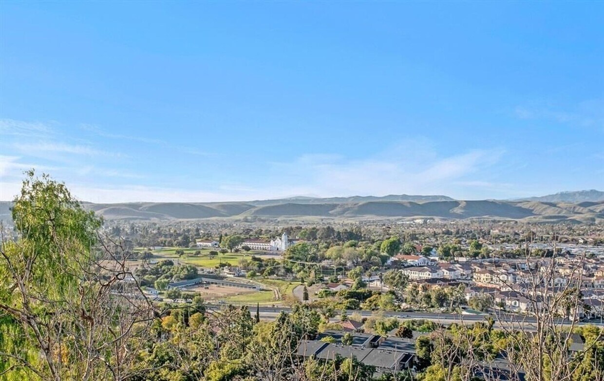 Foto principal - Rent Today!! Stunning 3-Bedroom Condo with...