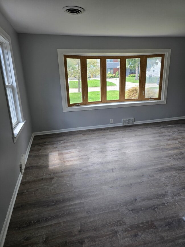 Building Photo - 371 N La Londe Ave