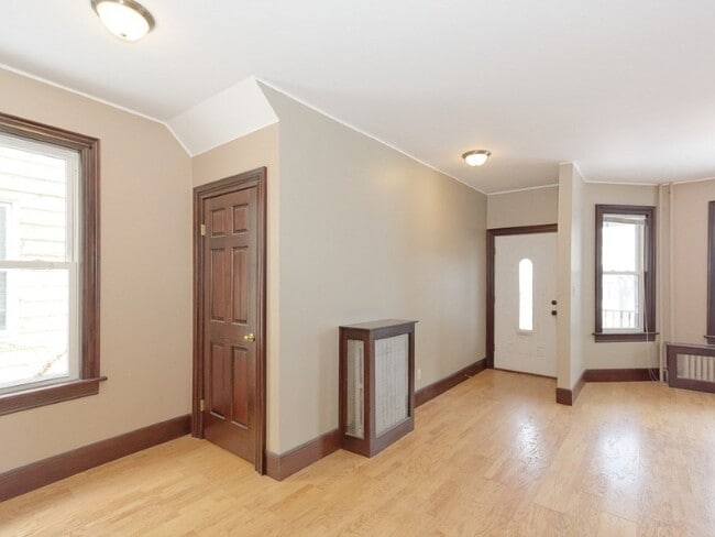 Building Photo - 546 Mercer St