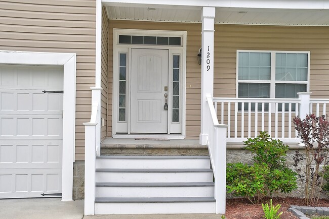 Building Photo - MOVE IN READY! GORGEOUS HOME IN CHESAPEAKE!
