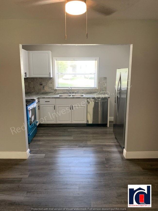 Building Photo - 2 Bedroom 1.5 Bath in the Heart of Downtow...