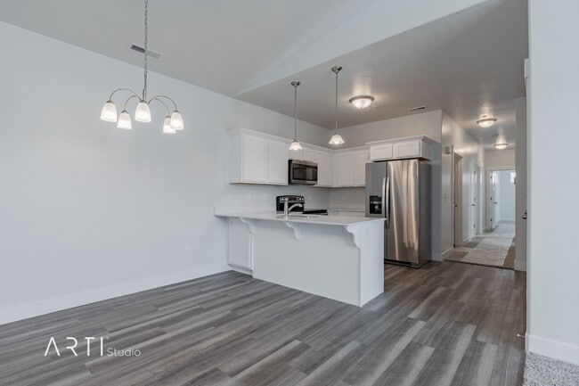Building Photo - **Move-In Ready Condo with Spectacular Mou...