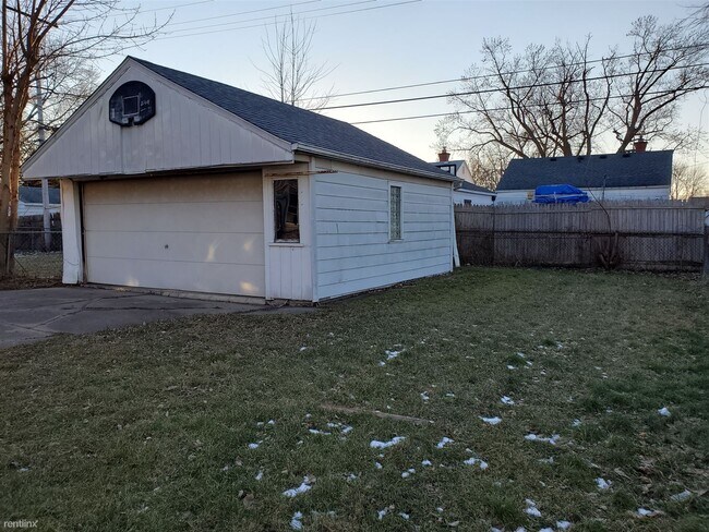 Foto del edificio - 3 br, 1.5 bath House - 21403 Eastwood Blvd