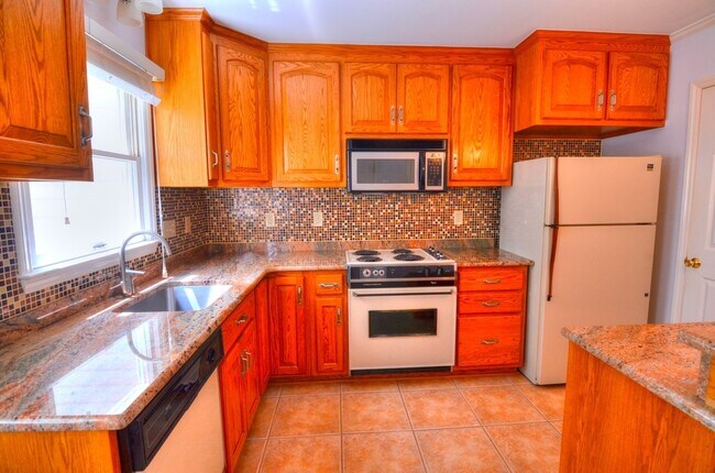 Foto del edificio - Centrally Located 2 Bedroom In Hillsborough With Great Updates!