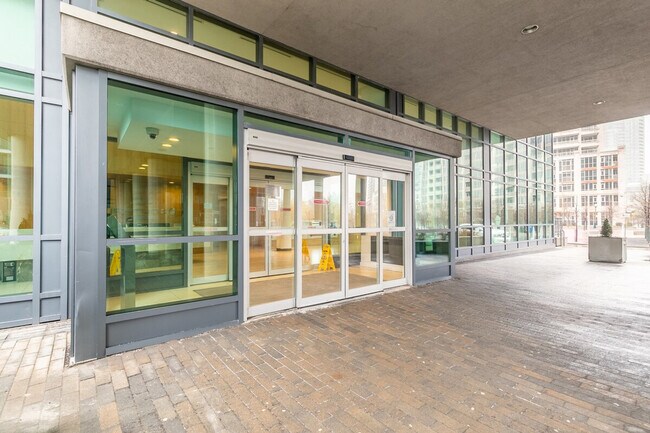 Building Photo - 209 Fort York Blvd