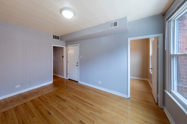 Building Photo - 2402 N Surrey Ct