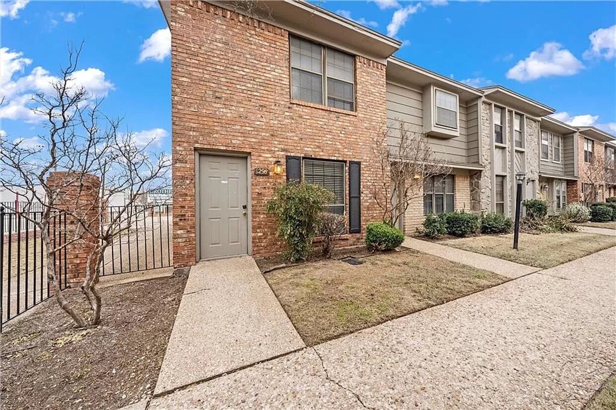 Foto principal - 2/2.5 Condo at Canterbury Near Baylor!