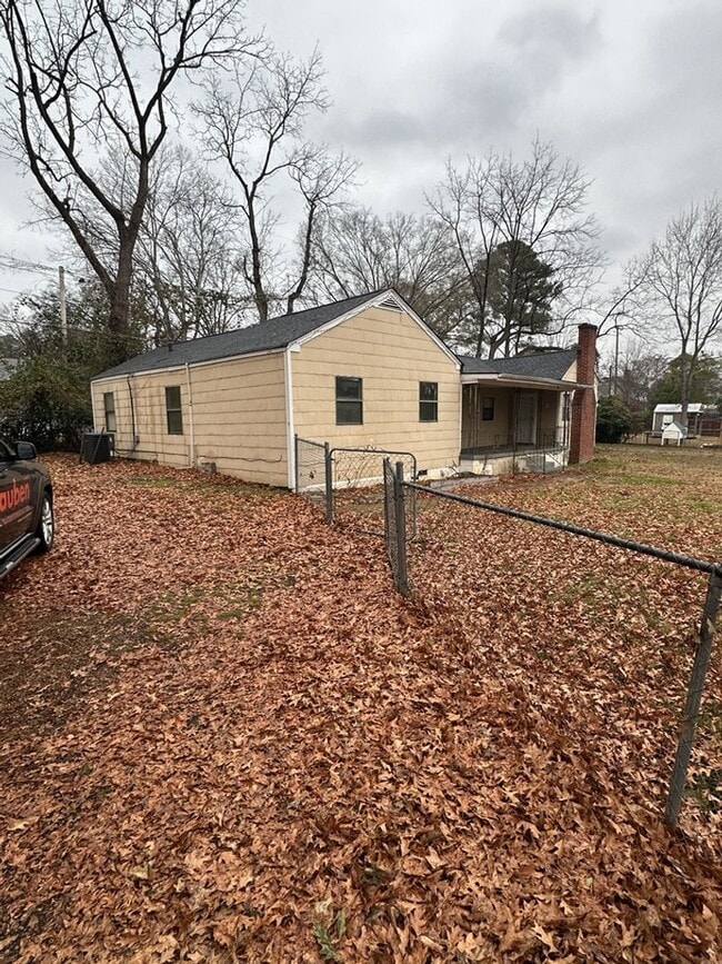 Building Photo - Newly Available! 2 Bedroom 1 Bathroom! $350 off first month!