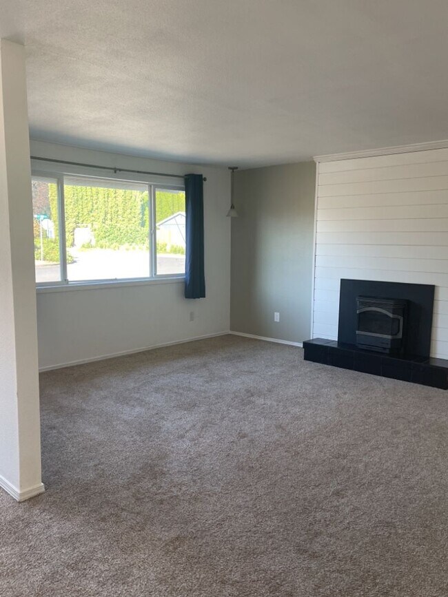 Foto del edificio - !!!COMING SOON!!! Three Bedroom Ranch in O...