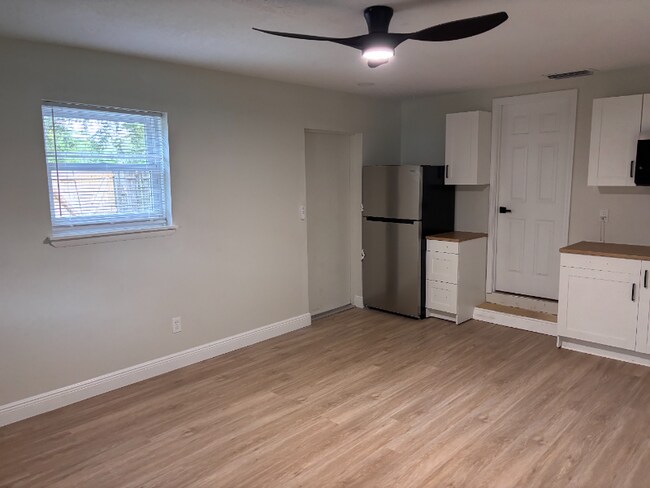 Building Photo - 3107 S Park Ave