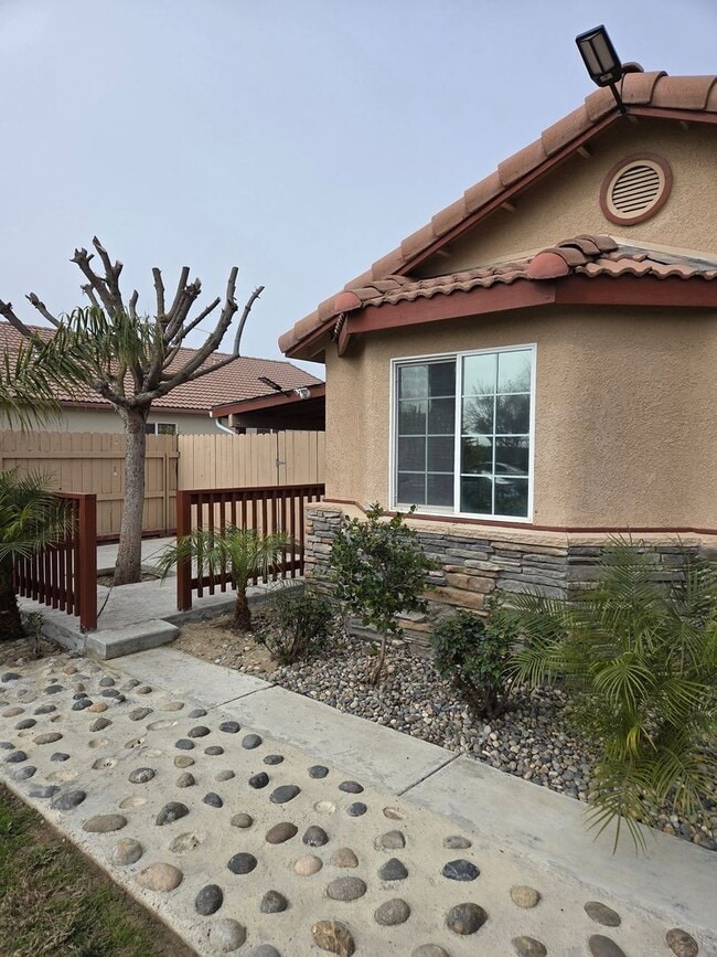 Building Photo - Four bedroom home!