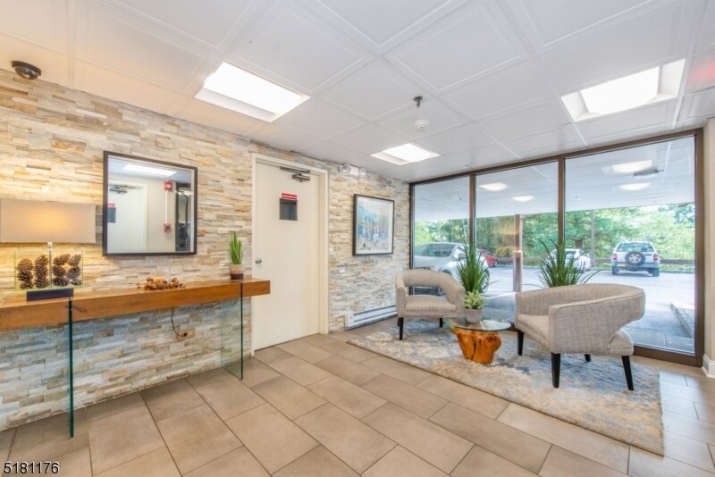 Primary Photo - 61 Mt Kemble Ave