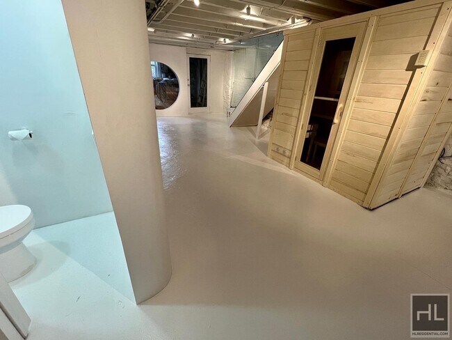 Foto del edificio - 1BR Entire Floor Of Fully Furnished Duplex...