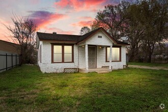 Building Photo - 2122 De Soto St